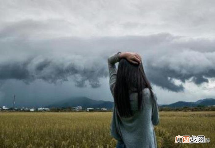 败给爱情的伤感句子委屈说说 配不上对方的悲伤句子