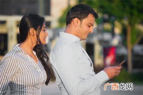 已婚女人喜欢已婚男人的表现，她会做出哪些行为