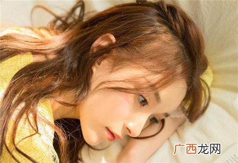 女朋友和别的男生聊天心里不好受，该怎么办？