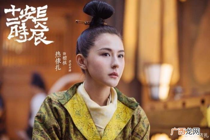 热依扎清凉，热依扎身穿清凉低胸吊带亮相机场大秀性感身材
