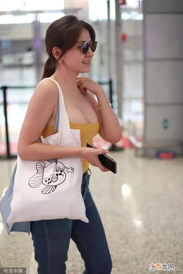 热依扎清凉，热依扎身穿清凉低胸吊带亮相机场大秀性感身材