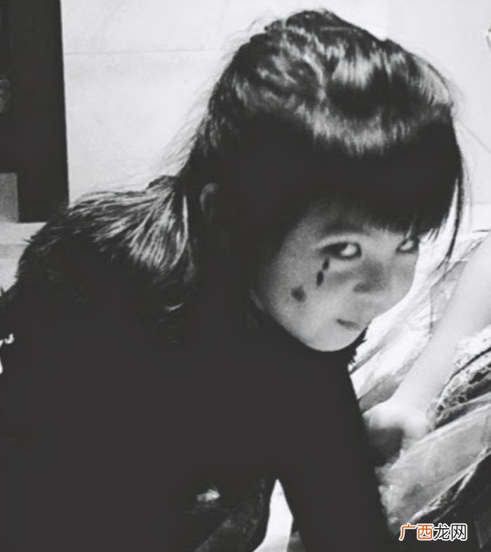 波妞和咘咘，贾静雯女儿咘咘波妞餐桌上pk斗鸡眼