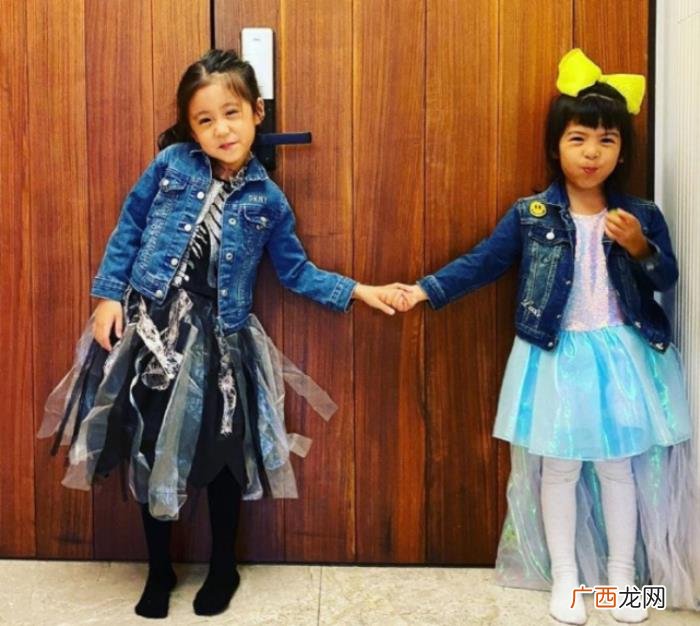 波妞和咘咘，贾静雯女儿咘咘波妞餐桌上pk斗鸡眼