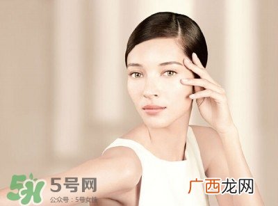 先抹眼霜还是精华液?眼部精华液和眼霜的区别