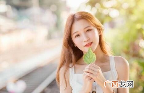 求婚钻戒一般多少钱合适？女朋友要求买1万钻戒值得吗