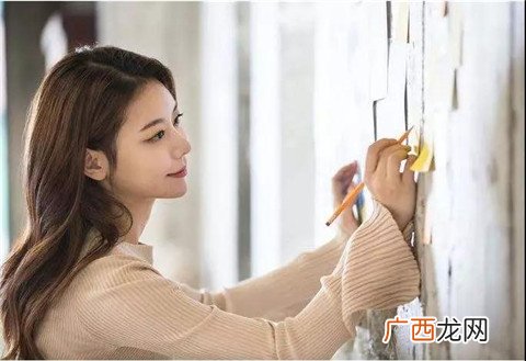 女人还爱着前任的表现,这些表现说明她还没放下前任