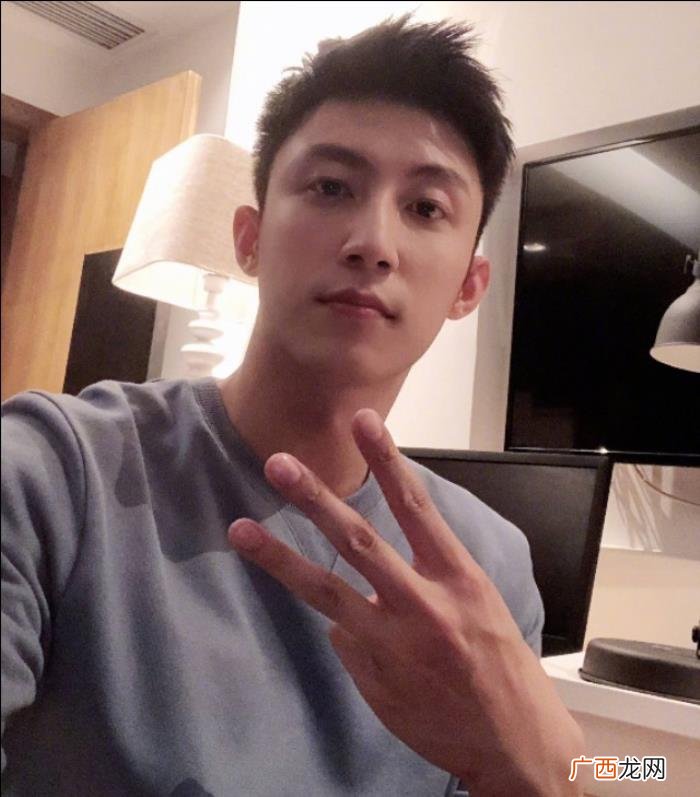 微博黄景瑜，黄景瑜微博三张自拍庆祝护鲸团三周年