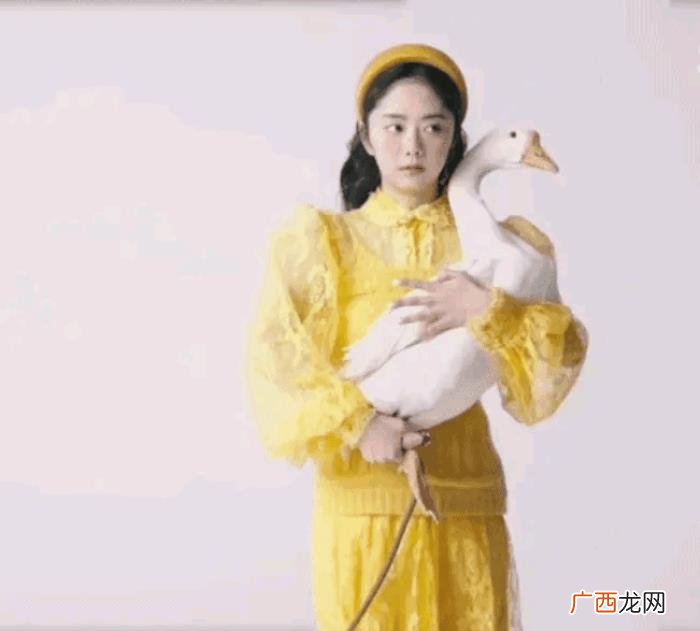 谭松韵花絮，谭松韵清新可爱的公主风大片背后花絮~哈哈哈
