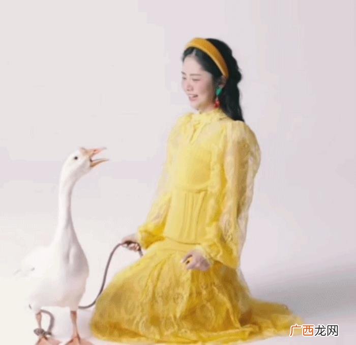 谭松韵花絮，谭松韵清新可爱的公主风大片背后花絮~哈哈哈