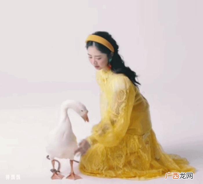 谭松韵花絮，谭松韵清新可爱的公主风大片背后花絮~哈哈哈