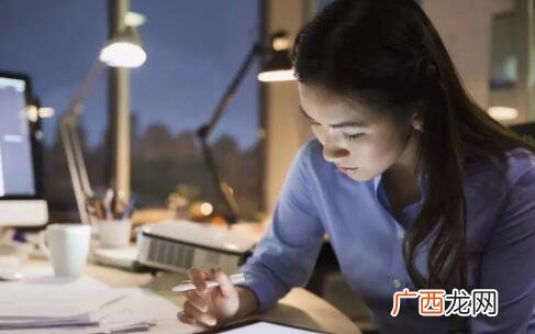 女生加班到很晚怎么关心她?关心到实际