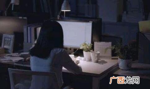 女生加班到很晚怎么关心她?关心到实际
