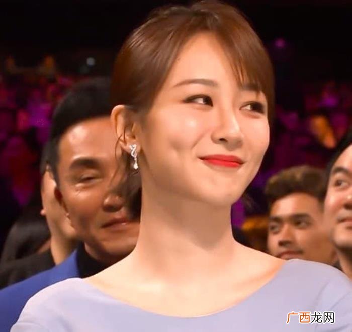 杨紫金鹰奖，杨紫金鹰节上眼中含泪神情落寞让人心疼