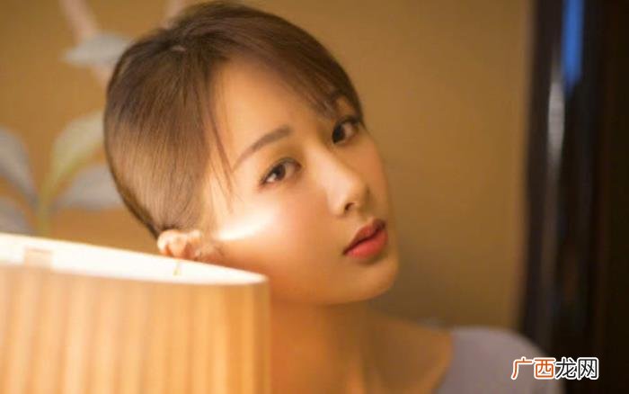 杨紫金鹰奖，杨紫金鹰节上眼中含泪神情落寞让人心疼