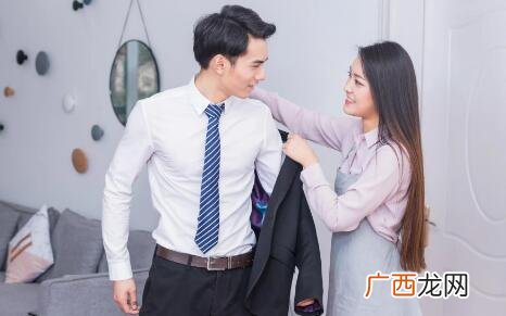 女朋友让我买化妆品比较贵，我该拒绝吗？