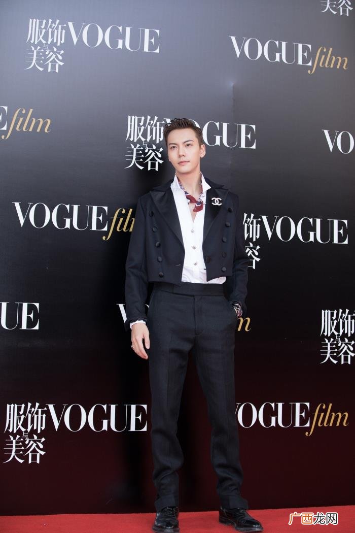 陈伟霆红色，陈伟霆黑色西装搭配红色丝巾现身活动
