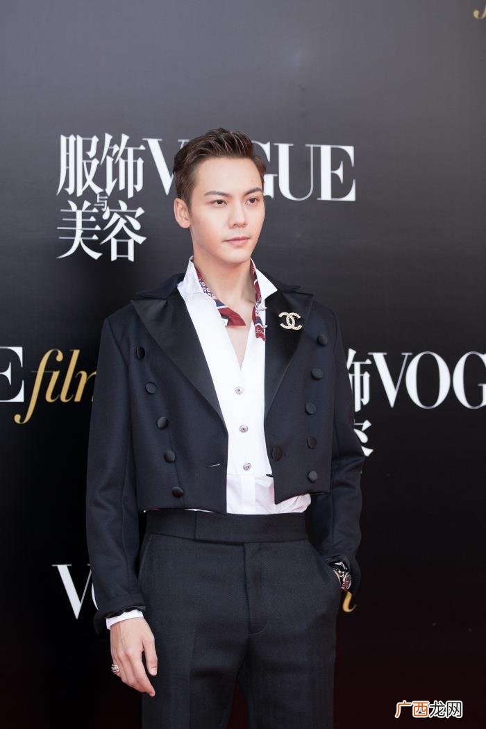 陈伟霆红色，陈伟霆黑色西装搭配红色丝巾现身活动