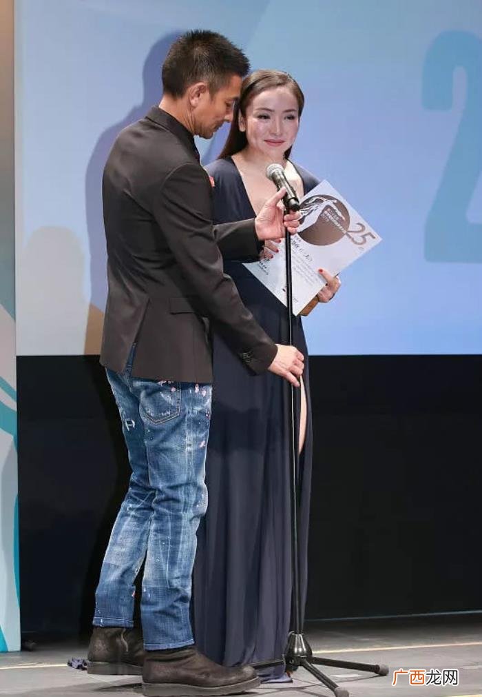 刘德华现身，57岁刘德华现身颁奖典礼身形消瘦