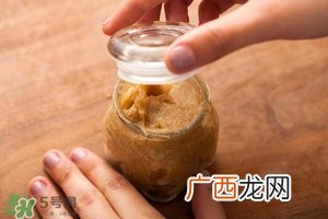 唇部磨砂膏多久用一次？唇部磨砂膏可以天天用吗？
