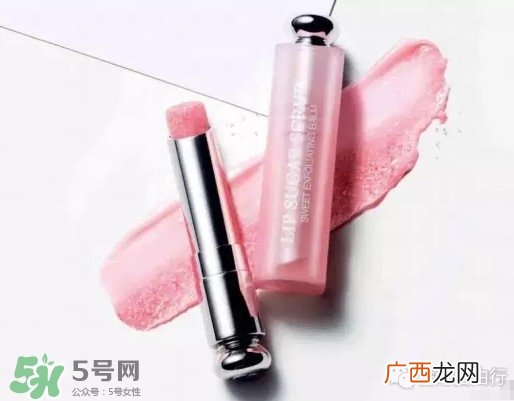 迪奥唇部磨砂膏怎么用？dior迪奥去角质唇膏使用方法
