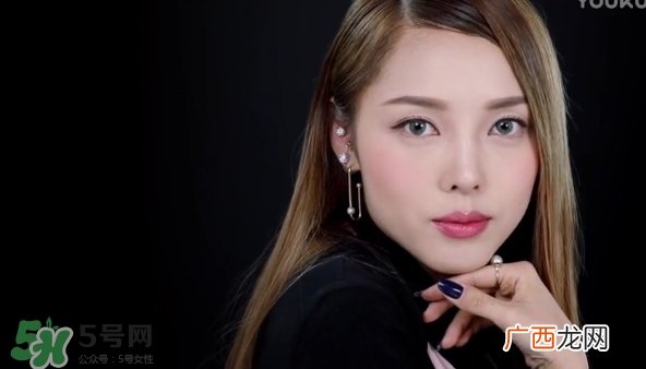 迪奥唇部磨砂膏怎么用？dior迪奥去角质唇膏使用方法