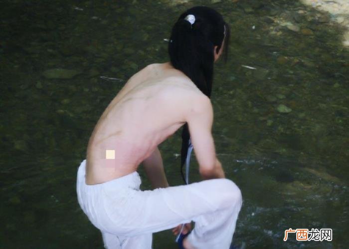 王一博身材,蓝二哥哥的人鱼线王一博水中好身材