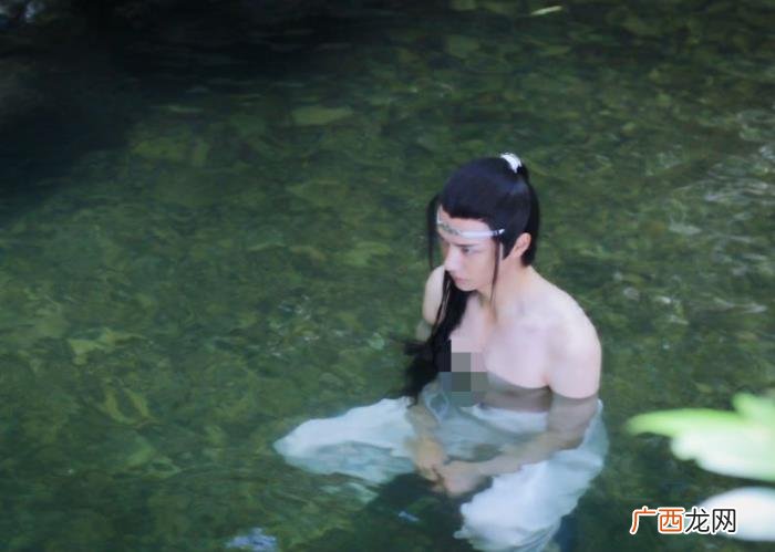 王一博身材,蓝二哥哥的人鱼线王一博水中好身材