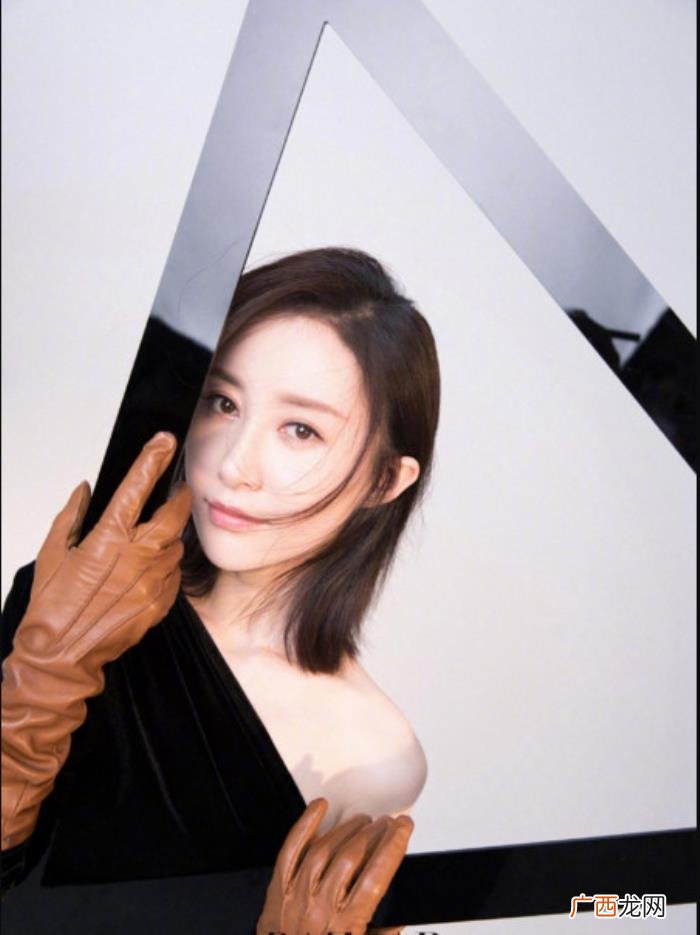 舒畅写真照，舒畅晒暖冬写真穿毛绒外套眼神诱惑