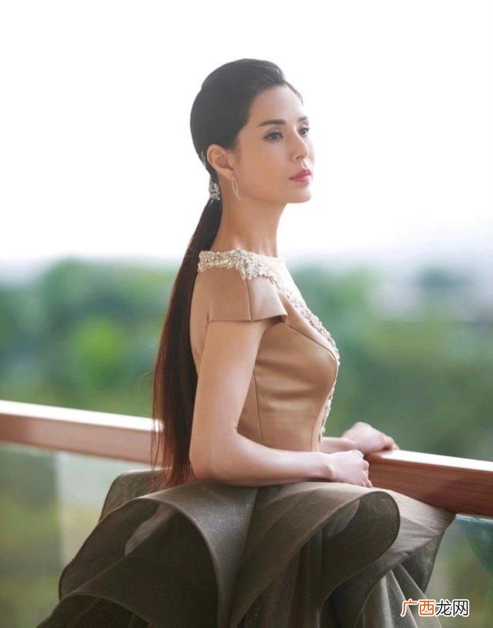 金丝绒长裙，52岁李若彤金丝绒长裙大秀蝴蝶背