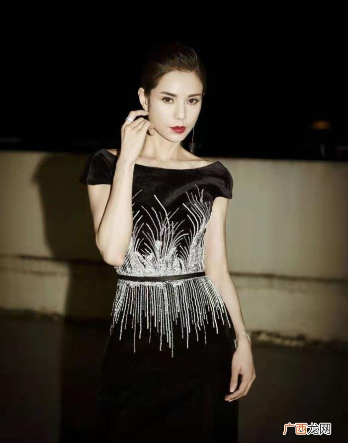 金丝绒长裙，52岁李若彤金丝绒长裙大秀蝴蝶背