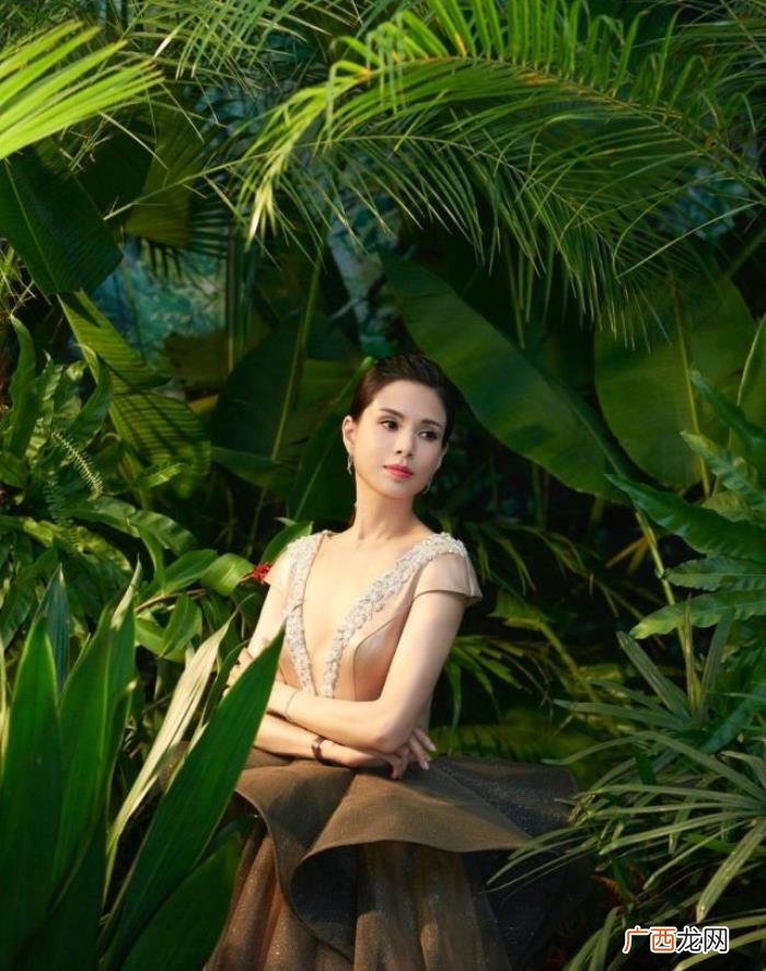 金丝绒长裙，52岁李若彤金丝绒长裙大秀蝴蝶背