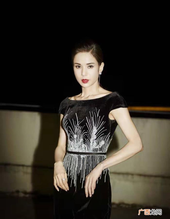 金丝绒长裙，52岁李若彤金丝绒长裙大秀蝴蝶背