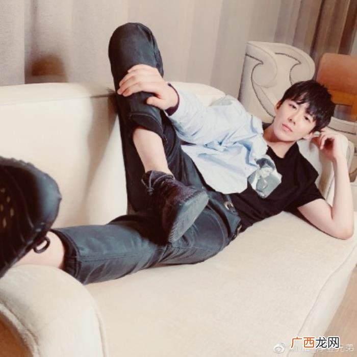 刘宇宁微博，刘宇宁更新微博晒沙发自拍照暗藏玄机