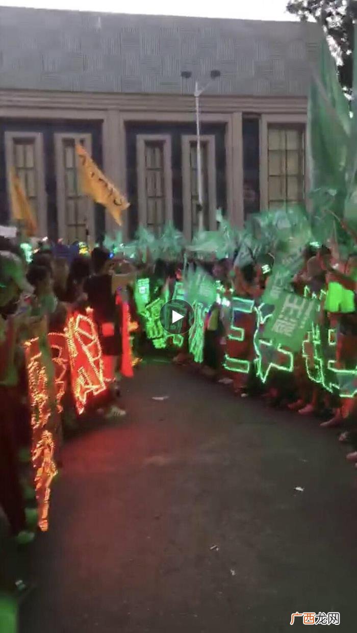 王俊凯灯牌，王俊凯、王源、易烊千玺三家粉丝齐亮灯牌