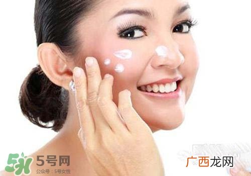 补水霜可以晚上用吗？补水霜晚上怎么用？