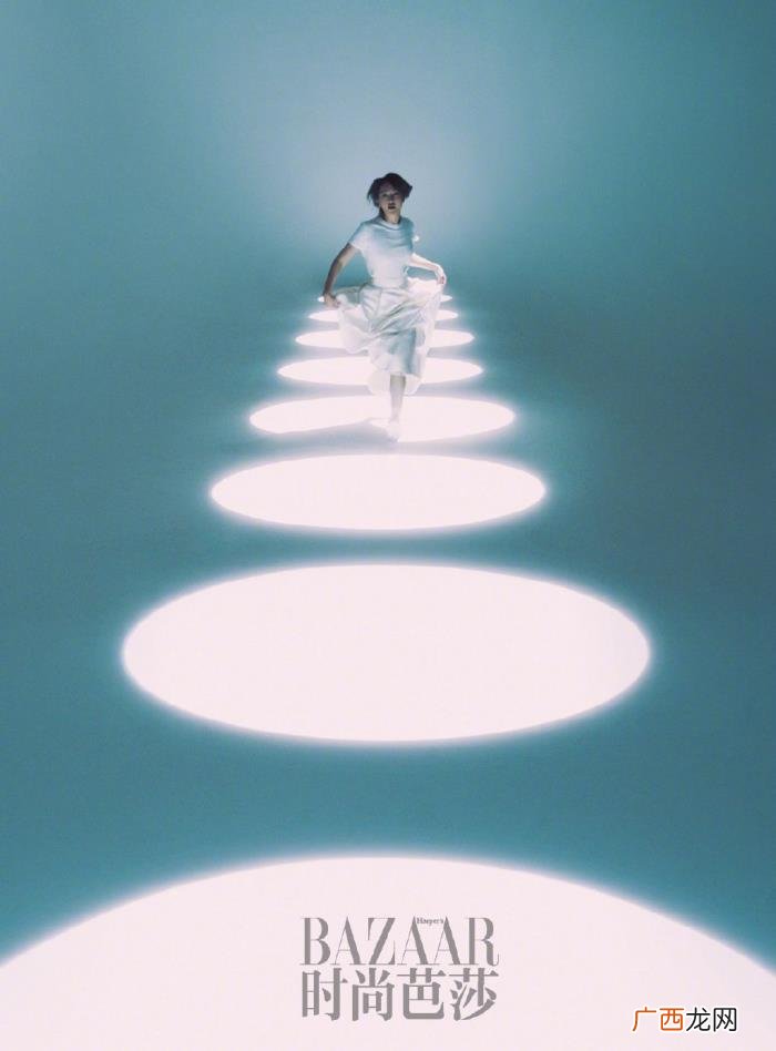 西装背影女，周迅身穿西装上演背影杀重回如懿传