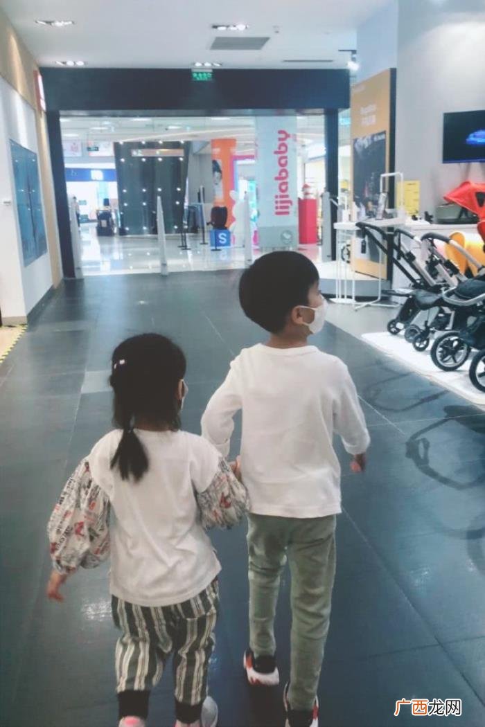 乔振宇一家，乔振宇罕见晒一家四口合影为妻子庆生
