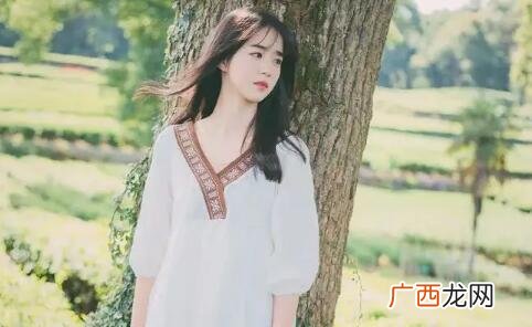 情侣吵架男生应不应该先认错哄女朋友？