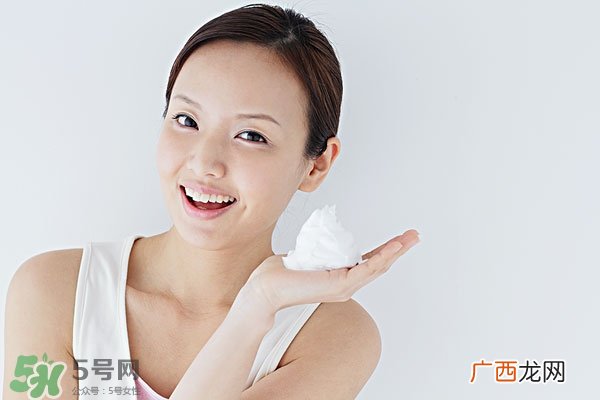 香皂洗完脸很涩怎么办 用香皂洗脸后皮肤干燥