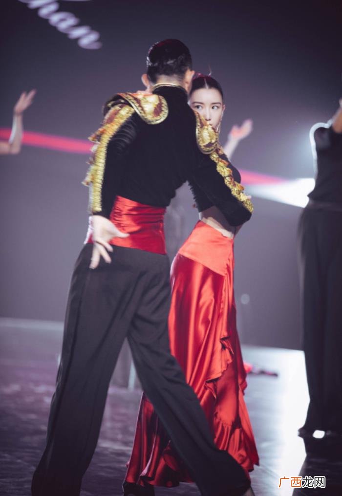 毛小彤舞蹈，毛晓彤穿高跟鞋苦练11个小时舞蹈