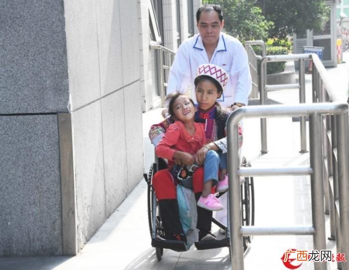 哈尼族女孩，从小患病只能蹲着走的哈尼族女孩来上海医治啦