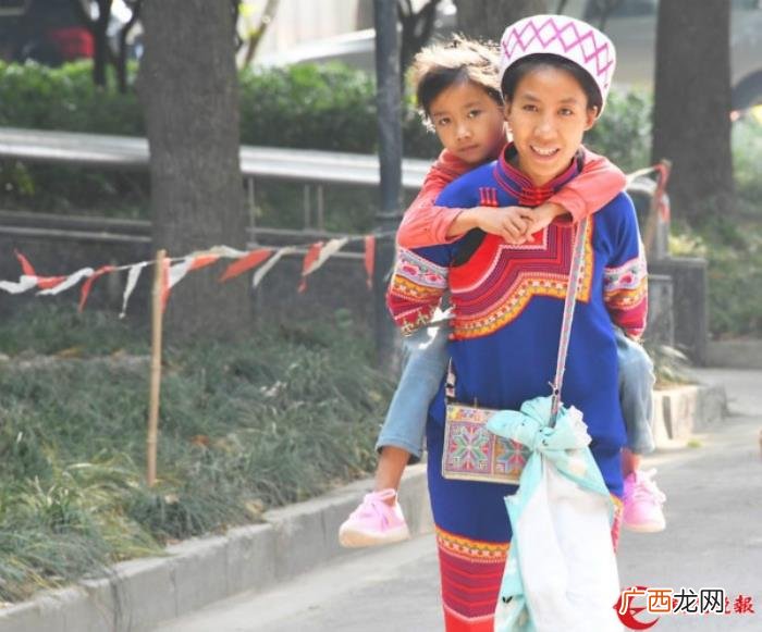 哈尼族女孩，从小患病只能蹲着走的哈尼族女孩来上海医治啦