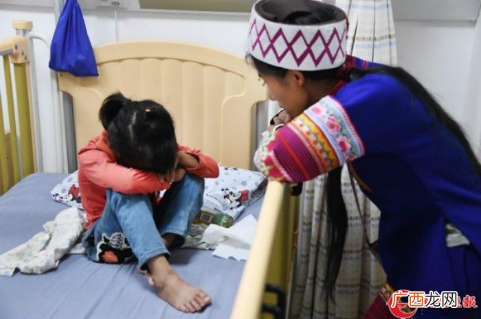 哈尼族女孩，从小患病只能蹲着走的哈尼族女孩来上海医治啦