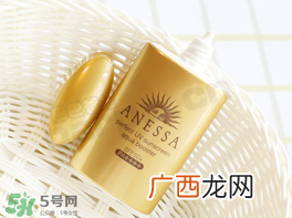 安耐晒小金瓶能擦脸吗 安耐晒小金瓶怎么卸