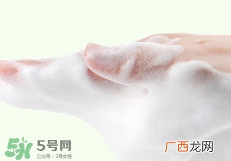脸上长痘痘用什么洗面奶好?脸上长痘痘可以用洗面奶吗?