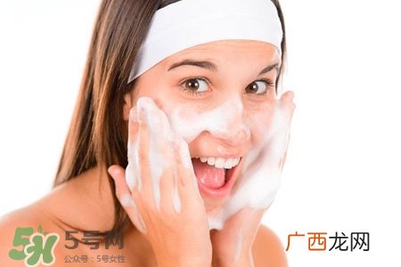 脸上长痘痘用什么洗脸最好?脸上长痘痘用什么水洗脸好?