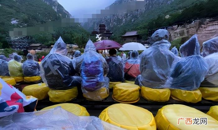 范丞丞景甜，景甜范丞丞活动打伞被吐槽身子金贵