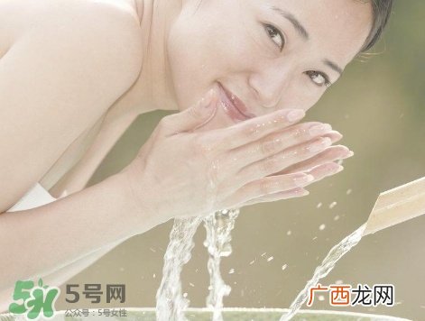 脸上长痘痘可以用盐水洗脸吗?有什么好处?