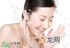 脸上长痘痘可以用盐水洗脸吗?有什么好处?