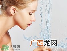 脸上长痘痘可以用盐水洗脸吗?有什么好处?